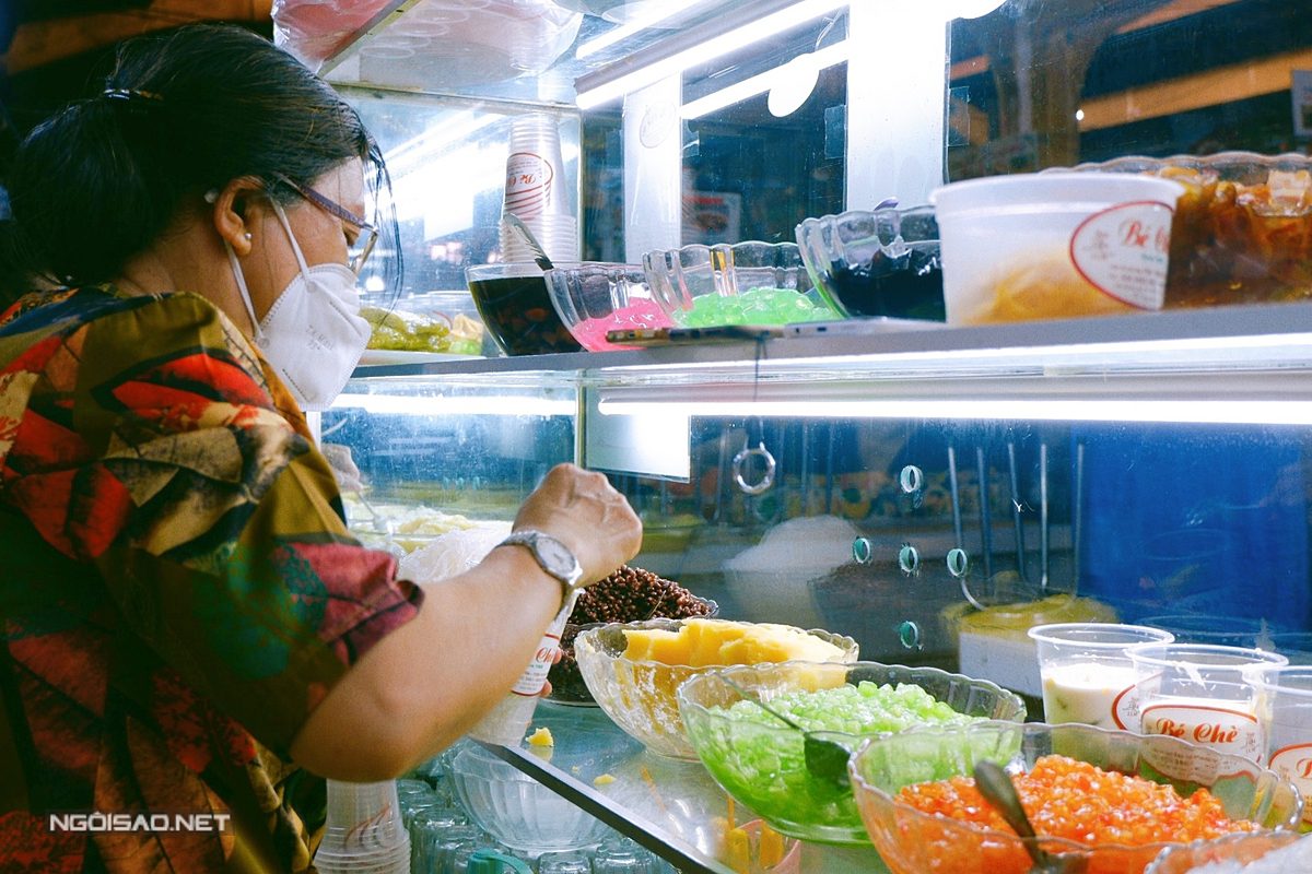 Reopening tastes sweet for Ho Chi Minh City dessert vendor