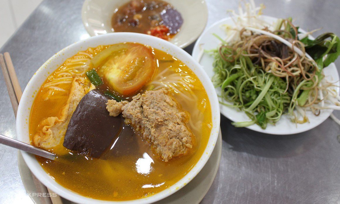 A bowl of crap noodle soup at Bun Rieu Ganh in Saigon. Photo by VnExpress/Huynh Nhi.