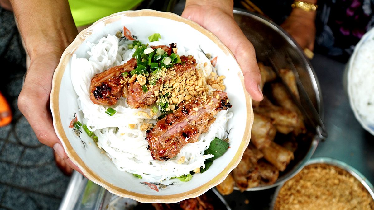 Ms. Tuyens shop is a popular address in Ho Chi Minh City for rice noodles with grilled pork. Photo by VnExpress/Di Vy.