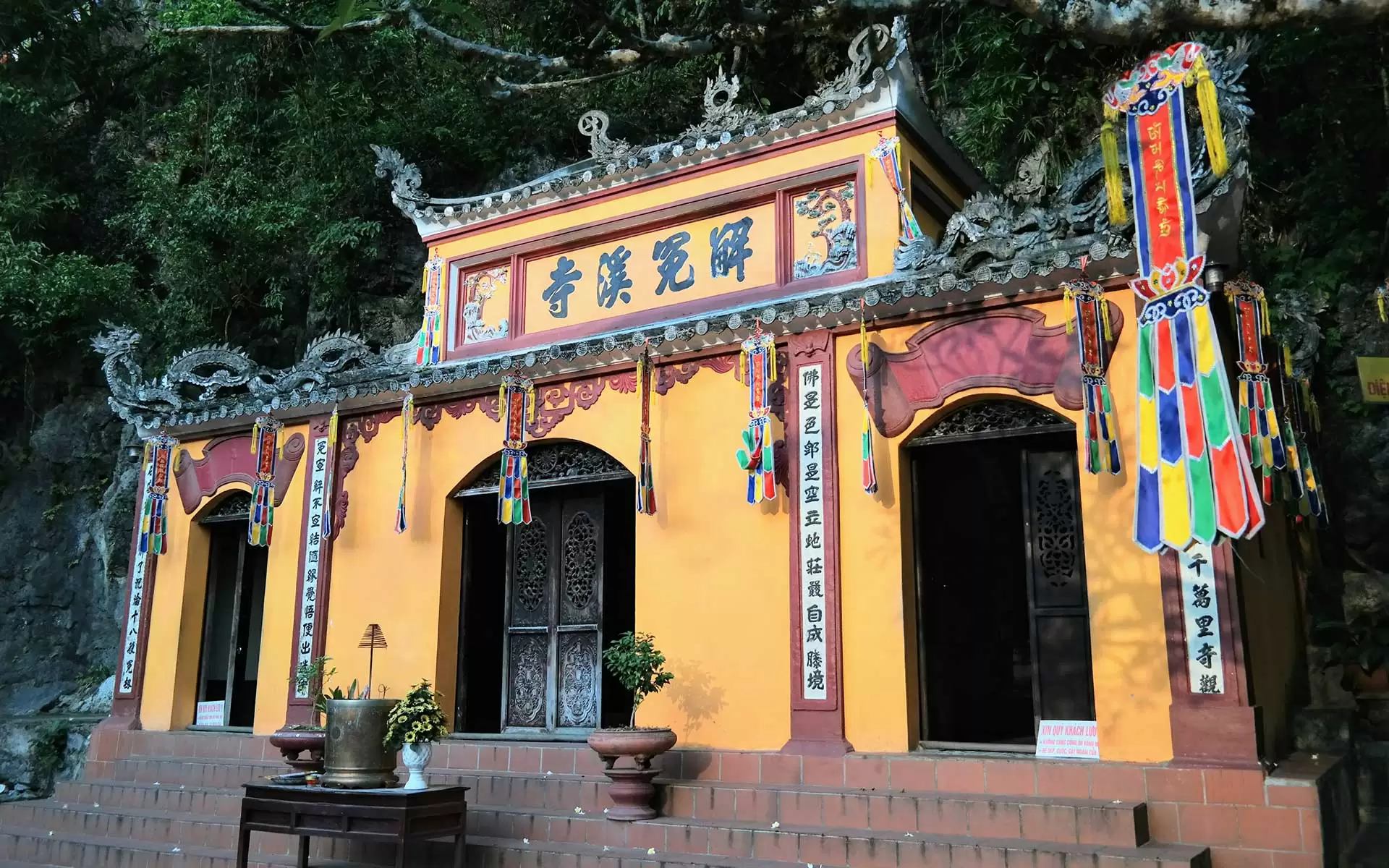 Giai Oan Pagoda – where people believe that deities can purify souls, cure sufferings and grant offspring for childless families.