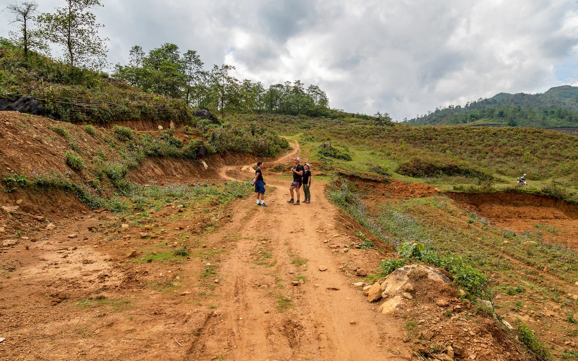 road to Hau Thao Village