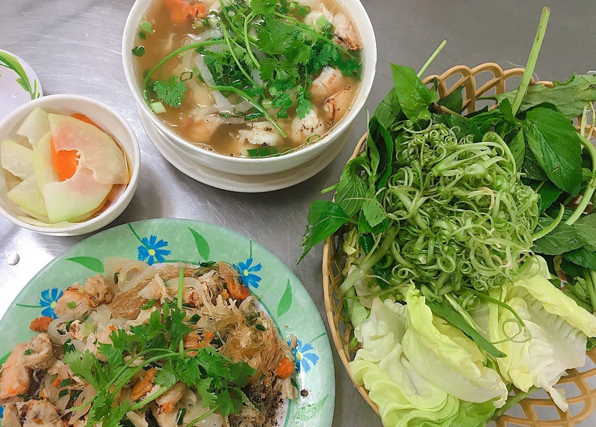 Crab noodle soup and sauteed crab noodles at the shop at 84 Dinh Tien Hoang Street, Saigon. Photo by VnExpress/Vi Yen.