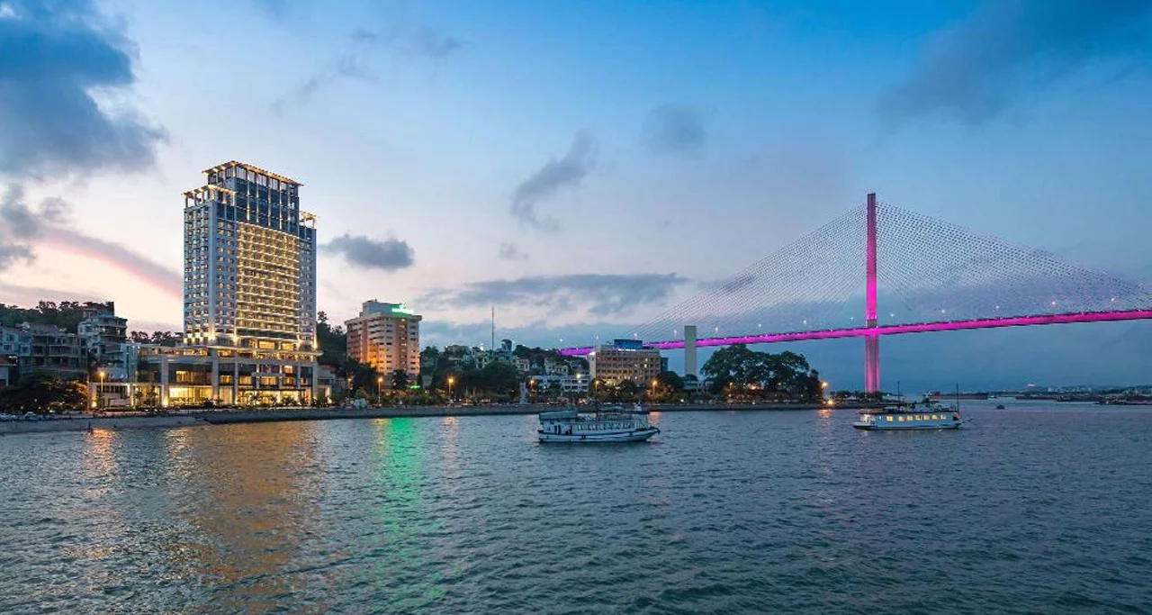 Wyndham Legend Halong boasts the beautiful views of Halong Bay and Bai Chay Bridge