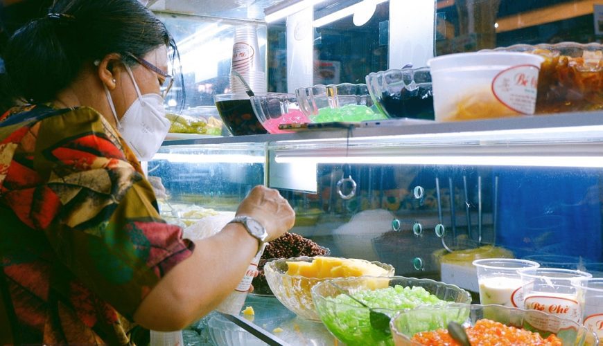 The Ben Thanh Market, popular among both locals and foreign visitors, reopened October 3 after three months of closure, allowing its food court to resume business providing takeaways.   Trinh owns a che (sweet soup) stall called Be Che that has been operating in the market for more than 50 years. She said she felt happy and relieved to be back in business. I find happiness when I am at the market. For now, I don’t care about profit though my business has gone down because of the pandemic.