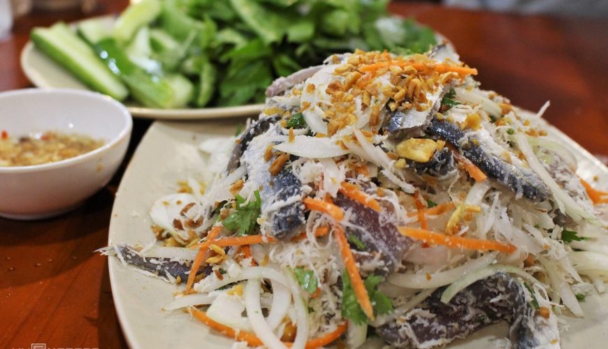 A herring salad to serve three people costs from VND120,000 ($5). It is served with herbs, cucumber slices, rice paper, and dipping sauce. Photo by VnExpress/Huynh Nhi.