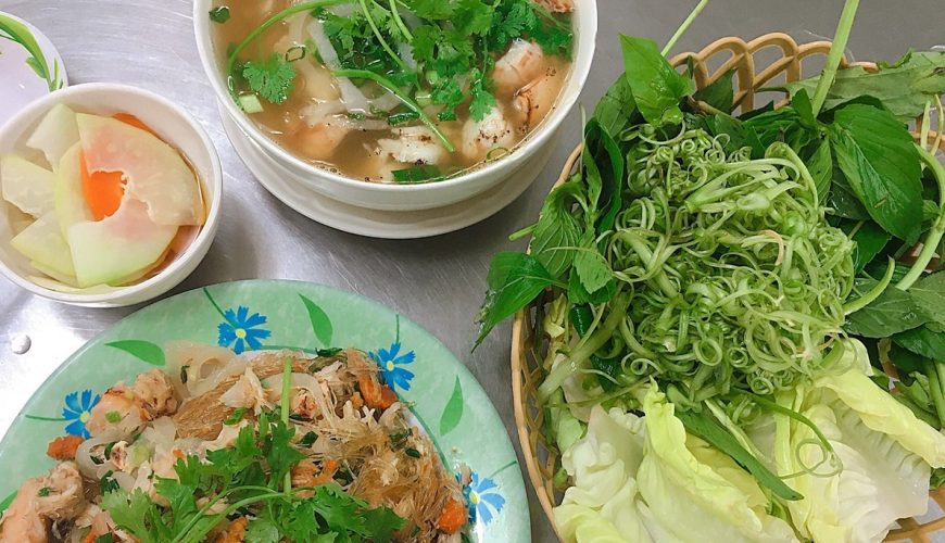 Crab noodle soup and sauteed crab noodles at the shop at  84 Dinh Tien Hoang Street, Saigon. Photo by VnExpress/Vi Yen.