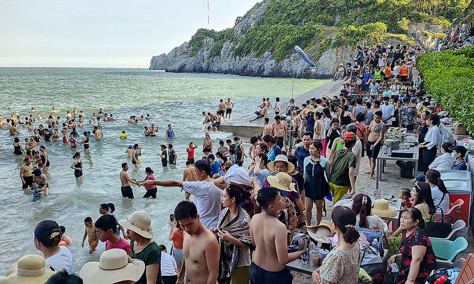Summer holiday overcrowding tests tourists' endurance