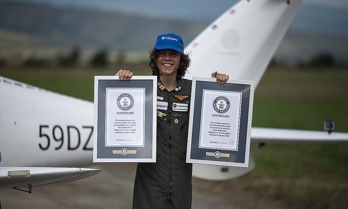 Teenage pilot on solo flight that lands in Da Nang sets world record