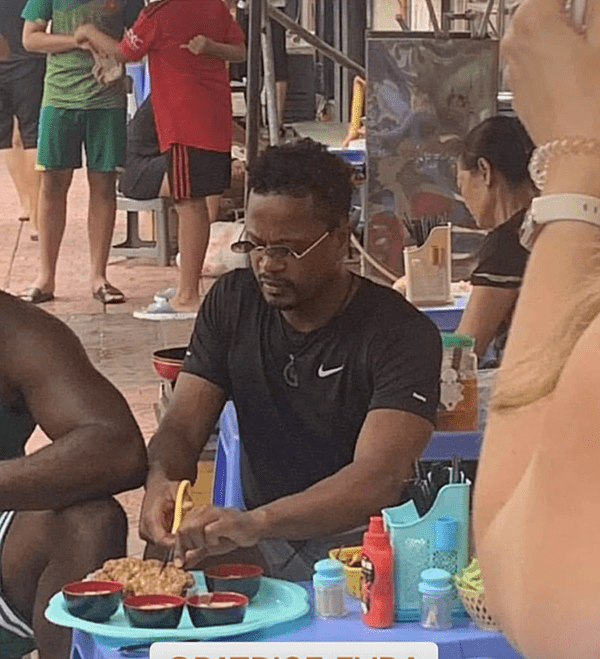 Patrice Evra tries cha ruoi (ragworm omelet) at a street-side stall in Hanoi, September 4 2022. Photo courtesy of his Instagram